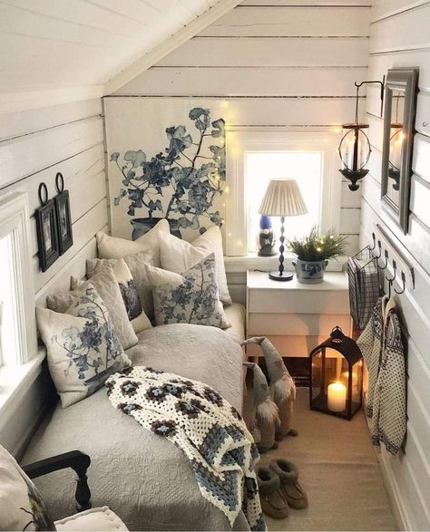 Cottage Living, Tiny House Living, Guest Rooms, Cottage Decor, Guest Bedroom, Small Bedroom, Design Interior, Cozy House, Home Bedroom