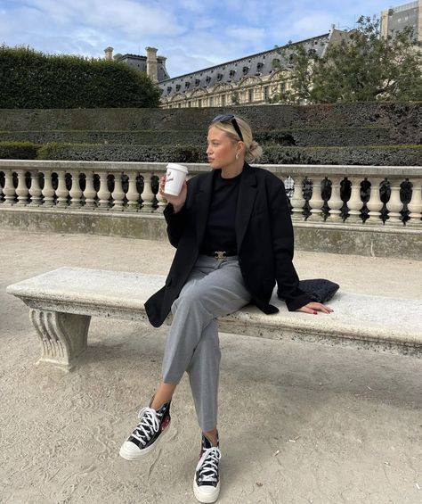 Outfit Formal Mujer, Grey Pants Outfit, Parisian Style Outfit, Black Blazer Outfit, 00s Mode, Converse Outfits, Stylish Leather Jacket, Downtown Outfits, Long Sleeve Outfits