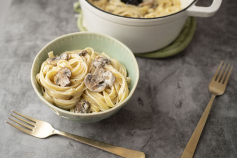 Copycat Olive Garden Creamy Mushroom Sauce, Olive Garden Mushroom Sauce Recipe, Olive Garden Creamy Mushroom Sauce, Olive Garden Mushroom Sauce, Mushroom Sauce Recipe, Mushroom Cream Sauces, Creamy Mushroom Sauce, Mushroom Sauce, Creamy Mushrooms