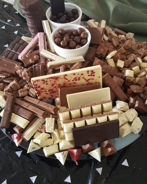 For the chocolate lovers #chocolateplatter #chocolate #sweet #nikkah #patnoos #shirni #shirini Chocolate Buffet, Chocolate Charcuterie, Toffee Dip, Chocolate Board, Dessert Boards, Chocolate Tray, Wedding Brownies, Grazing Platter, Dessert Platter