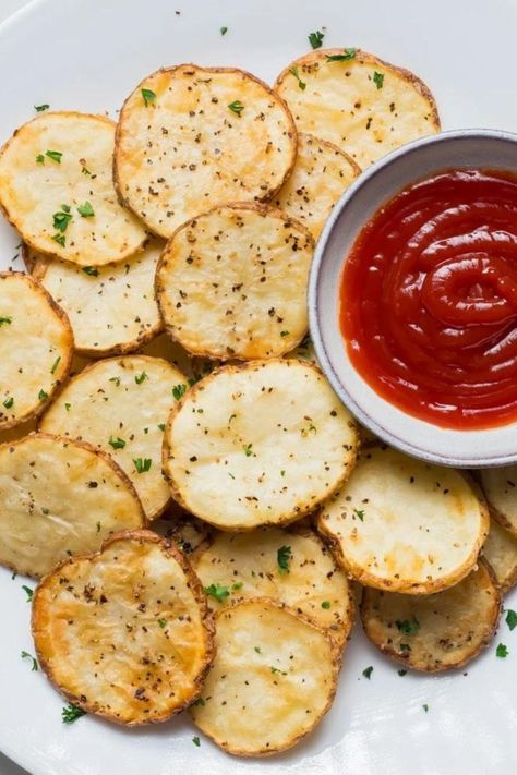 These easy Air fryer sliced potatoes are ready in 20 minutes and make delicious healthy roast vegetable sides. Crispy, seasoned potato slices made super easy and with only 3 ingredients. The perfect vegetable side dish for your holiday dinner or as a quick and easy vegetable recipe for snacking on! Veggie food just got even easier with this air frying sliced potato recipe! Get the full recipes HERE Sliced Potatoes In The Oven, Healthy Roast, Potatoes Air Fryer, Vegetable Lunch, Easy Vegetable Recipes, Yummy Vegetable Recipes, Potato Slices, Vegetable Recipe, Homemade French Fries