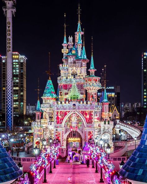 Jun 🇰🇷 (Seoul, South Korea) on Instagram: “- 너무 예쁜 롯데월드 매직아일랜드💕🎄 Lotteworld Christmas Castle🎅🏻✨ - 어제 촬영차 롯데월드를 갔다가 깜짝!…” Korea Travel Aesthetic, Korea Travel Photography, Aesthetic South Korea, Korea Travel Guide, Seoul Photography, Christmas Castle, Jeju Island South Korea, South Korea Photography, Seoul Korea Travel