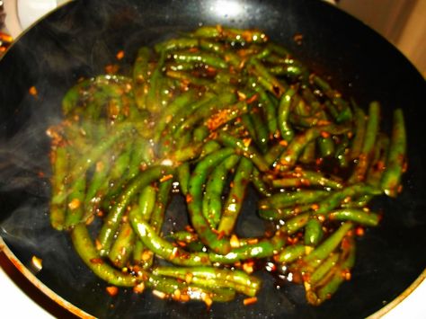 CHINESE RESTAURANT-STYLE GREEN BEANS Chinese Green Bean Recipes, Chinese Style Green Beans, Chinese Green Beans, Asian Noodle Salad, Chinese Vegetables, Chinese Restaurants, Chinese Green, Asian Vegetables, Easy Chinese Recipes