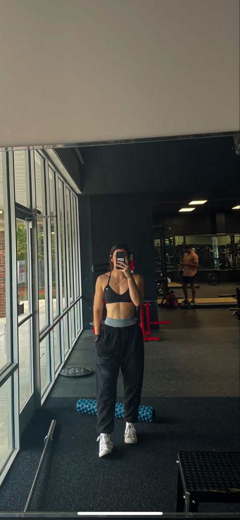 Gym Awsthetic Girl, Casual Gym Fits, Gym Photo Dump, Gym Girl Outfits Aesthetic, Tall Gym Girl, Powerlifting Women Aesthetic, Fit Gym Women, Gym Girl Aesthetic Instagram, Fit Girl Outfits