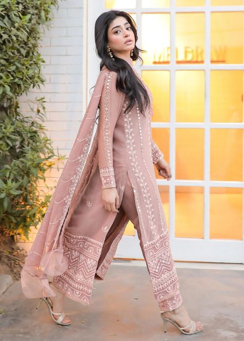 Shop the pinkish hues, AVAIL UPTO 30% OFF 💖✨ Starting from PKR 4,760/- 🤩💕 Brand: Merakish Latest Kurti Designs Pattern, Simple Indian Suits, Indian Suit, Desi Wedding Dresses, Eid Outfit, Latest Dress Design, Kurti Designs Latest, Beautiful Pakistani Dresses, Traditional Indian Outfits