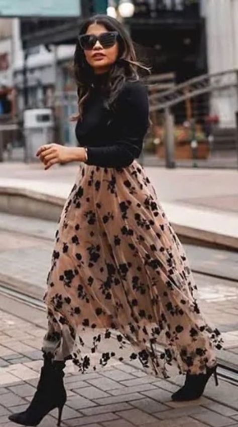 25 Glamorous Holiday Party Outfit Ideas For Any Special Event Black Floral Skirt Outfit, Tulle Skirt Outfit Casual Street Style, Black Tulle Skirt Outfit, Skirts Layered, Tulle Skirt Outfit, Dance Skirts, Gonna In Tulle, Beautiful Wardrobe, Ripped Women