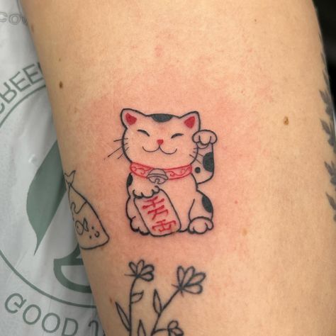 Lucky cat from my mini flashes ✨❤️‍🔥 Thank you @caitlyn_porter 🌸 | Instagram Japanese Good Luck Cat Tattoo, Cute Lucky Cat Tattoo, Good Luck Cat Tattoo, Lucky Cat Drawing, Japanese Cat Tattoo, Lucky Cat Tattoo, Good Luck Cat, Cat Tatto, Cat Tattoo Simple