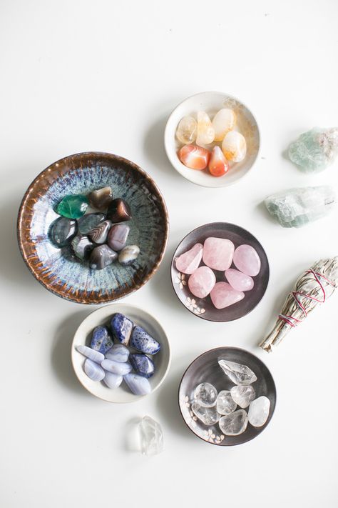 How To Make a Crystal Grid for Healing + Wellness @helloglowblog Hello Glow, Karma Yoga, Crystal Aesthetic, Reiki Crystals, Reiki Healing Crystals, Crystal Therapy, Crystal Magic, Crystal Meanings, Crystal Grid