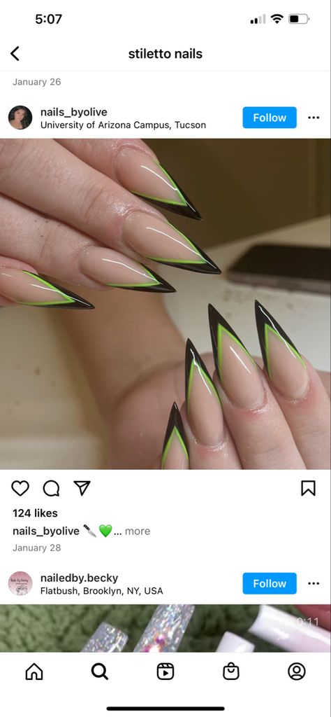 Black Green Acrylic Nails, Black Nail Green Tip, Black And Green Drip Nails, Nail Stilleto Ideas Green, Green Stilettos Nails, Halloween Stiletto Nail Ideas, Nails Black Neon, Green Stiletto Acrylic Nails, Stilleto Nails Halloween Designs