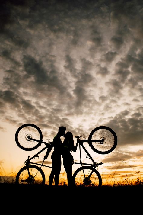 Mtb Wedding, Cycling Photography Photo Ideas, Bicycle Couple, Cycling Couple, Bicycle Photoshoot, Couple Cycling, Bicycle Photo, Illusion Photos, Bike Couple