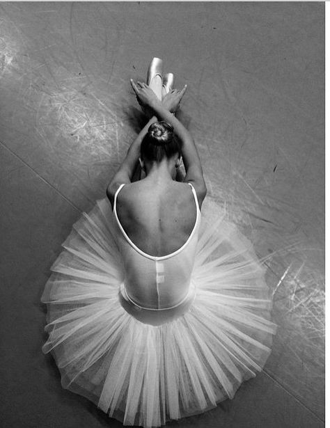 Sitting Ballet Poses, Black And White Ballet Photography, Ballet Poses Photography Photo Shoot, Ballerina Poses Photography, Ballet Picture Poses, Ballerina Pictures, Ballet Dancer Photography, Ballet Photography Poses, Ballerina Photography