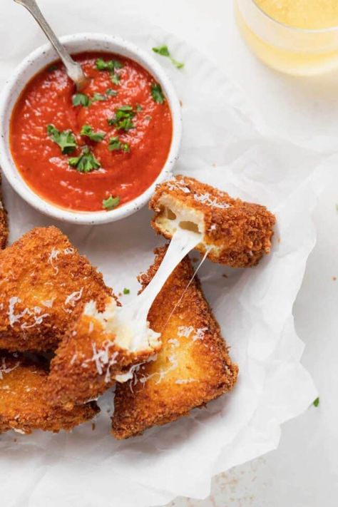 These Mozzarella in Carrozza sandwiches bring together two of our favorite cheesy dishes -- grilled cheese sandwiches and fried mozzarella sticks. Dip in warm marinara sauce, and enjoy! Cheesy Dishes, Fried Mozzarella Sticks, Fried Mozzarella, Mac And Cheese Sauce, Philly Cheese Steak Recipe, Pizza Grilled Cheese, Cheesesteak Recipe, Italian Diet, Best Mac And Cheese