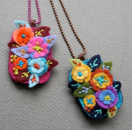 A pendant with a secret – Needle Work Guitar Crafts, Felt Necklace, Felt Embroidery, Felt Jewelry, Wool Projects, Felt Brooch, Textile Jewelry, Wool Applique, Felt Diy