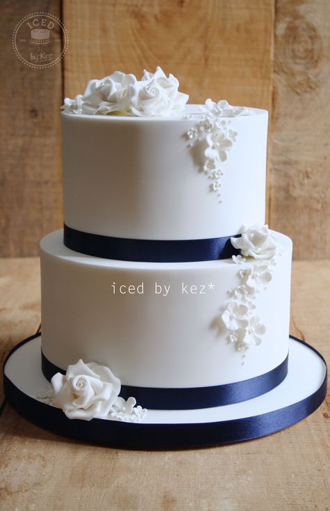 Ribbon Wedding Cake, Royal Blue Wedding Cakes, Navy White Wedding, Navy Cakes, Navy Blue Wedding Cakes, Wedding Cake Ribbon, Wedding Cake Navy, Blue Wedding Decorations, Blue White Weddings