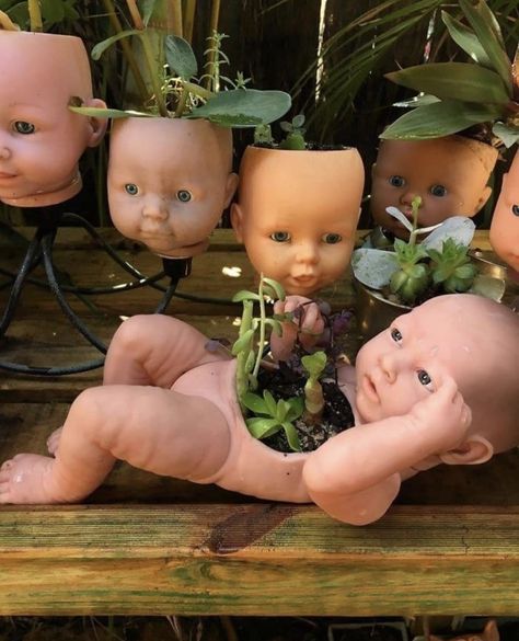 Creepy Baby Dolls, Crafts By Season, Plants Growing, Head Planters, Diy Store, Deco Originale, Seasonal Garden, Creepy Dolls, Old Dolls