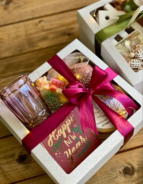 Dessert Boxes Packaging, Hamper Diy, Xmas Hampers, Christmas Ideas Gifts, Flower Gift Ideas, Be Wise, Drink Gift, Christmas Hamper, Christmas Favors