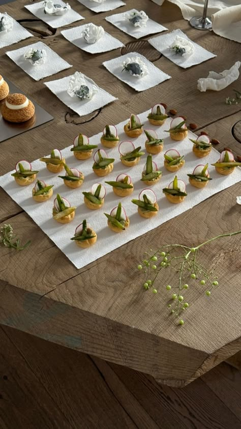 Canapes Aesthetic, Elevated Finger Food, Dinner Party Tablescapes, Catering Food Displays, Canapes Recipes, Food Tool, Dragon Birthday, Creative Food Art, Hotel Food