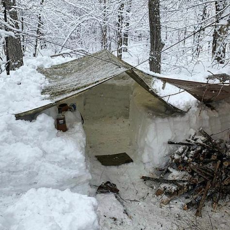 Wilderness Survival Shelter, Bushcraft Shelter, Off Grid Survival, Bushcraft Skills, Survival Life Hacks, Bushcraft Camping, Survival Shelter, Cool New Gadgets, Earthship