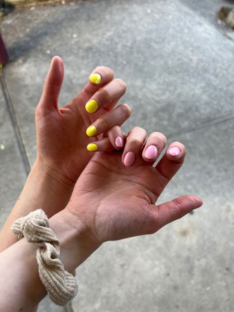 Different Colour Nails On Each Hand, Nail Poses, Nail Photography, Different Color Nails, Hands Nails, Hands On Face, Pic Poses, Swag Makeup, Girls Day