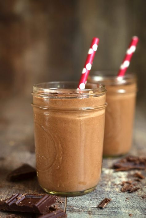 Cool down with this yummy chocolate shake made with almond milk, bananas, and raw cocoa Chocolate Avocado Smoothie, Fat Burning Smoothie Recipes, Chocolate Banana Smoothie, Potassium Rich Foods, Mint Smoothie, Desserts In A Glass, Smoothie King, Banana Smoothie Recipe, Low Carb Meal