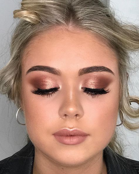 Rose Gold Hoco Makeup, Makeup With Rose Gold Dress, Make Up For Rose Gold Outfit, Makeup For Rose Gold Dress, Rosegold Eyemakeup, Gold And Pink Makeup, Year 12 Formal, Rose Gold Makeup Looks, Maquillage Goth