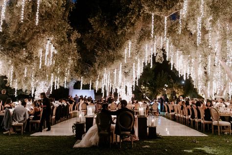 White Wedding Decor Outdoor Night, Weeding Garden Decoration, Big Garden Wedding, Wedding Ideas Glamorous, Hanging Garden Wedding, Wedding Party Lights, Night Time Garden Wedding, Glow In The Dark Wedding Reception, Glamorous Garden Wedding