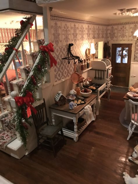 Doll House Makeover Christmas, Christmas Dollhouse, Dollhouse Decorated For Christmas, Dollhouse Christmas Living Room, Christmas Themed Dollhouse, Victoria's Farmhouse Dollhouse Interior, Wedding Veil Vintage, Dollhouse Decorating, Dollhouse Christmas