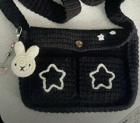 Crochet Bag Accessories Ideas, Cute Crochet Bag Aesthetic, Hello Kitty Bag Crochet, Crochet Bags Pattern, Alt Style Outfit, Crochet Messenger Bag, Popular Crochet, Quick Crochet Patterns, Pixel Crochet