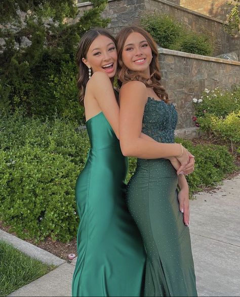 Matching Prom Dresses Best Friend Long, Prom Photoshoot Girlfriends, Prom Picture Poses 2 Friends, Prom Photo Shoot Poses, Sisters Prom Pictures, Best Friend Prom Pictures Aesthetic, 2 Person Prom Poses, Best Friend Poses Formal, Pose In Prom Dress