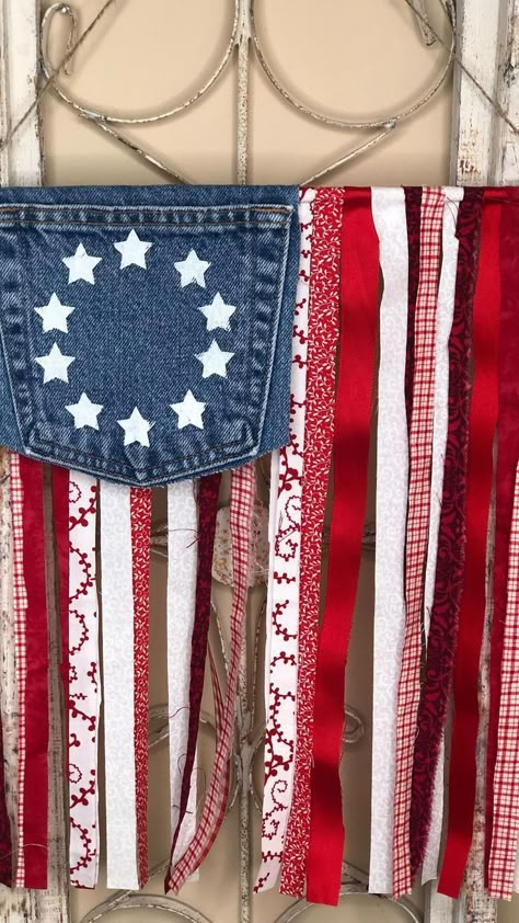 Flag Ideas Creative, Flag Diy Projects, American Flag Projects, Dollar Tree Decor Diy, Fouth Of July Crafts, American Flag Diy, Patriotic Crafts Diy, Flag Wall Hanging, Americana Crafts