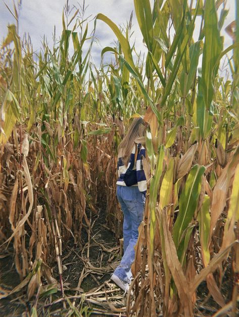 guys this was my first ever corn maze!!! Cheese pretzel, corn maze tag, autumn what more could you ask for! Corn Maze Photoshoot, Corn Maze Pictures, Corn Maze Aesthetic, Corn Maze Outfit, App Photos, Fall Bucket List, Corn Maze, Fall Pictures, Autumn Activities