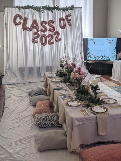 graduation setup Grad Party List, College Graduation Party Ideas Backyards, Outside Graduation Party Ideas, Elegant Graduation Party Decorations, College Grad Party Decor, Graduation Things, Modern Graduation Party, College Grad Party, Graduation Party Table