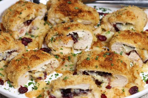 Brie Stuffed Chicken, Baked Chicken Cordon Bleu, Stuffed Chicken Recipe, Cranberry Brie, Chicken Kiev, Brie Recipes, Flat Pan, Chicken Eating, Easy Baked Chicken