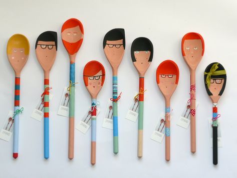 Craft Displays, Wooden Spoon Crafts, Painted Objects, Spoon Craft, Folk Crafts, Painted Spoons, Spoon Crafts, Spoon Art, Painted Faces