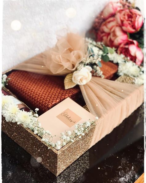 Wooden Tray Gift Packing Ideas, Tulle Gift Wrap, Wedding Gift Wrapping Ideas Indian, Tray Gift Wrapping, Sakharpuda Packing, Engagement Tray Decoration Indian, Beauty Hamper Ideas, Basket Packing Ideas, Shagun Basket