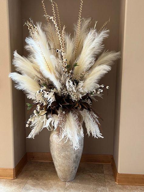 Pompass Grass Centerpiece, Pampas Grass Centerpiece, Flower Wall Decor Diy, Flower Vase Art, Fake Flowers Decor, Grass Centerpiece, Christmas Retail, Winter Flower Arrangements, Roses Art