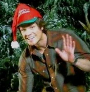 Desktop Wallpaper Supernatural, Jared Padalecki Christmas, Matching Supernatural Pfps, Matching Spn Pfp, Supernatural Profile Pictures, Supernatural Christmas Wallpaper, Supernatural Matching Pfp, Dean Winchester Christmas, Supernatural Widget