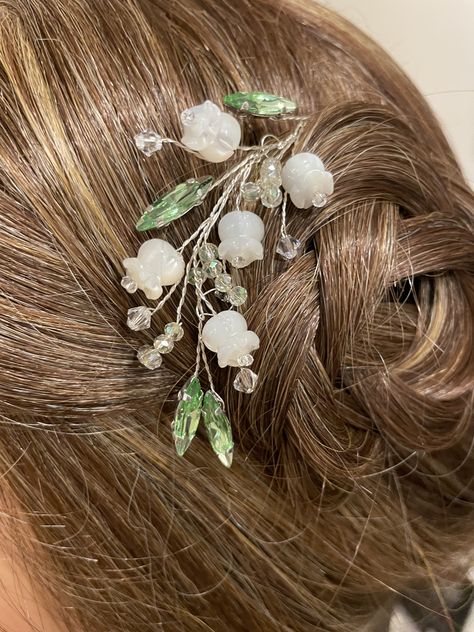 Lily Of The Valley Hair Piece, Lily Of The Valley Hair Clip, Lilly Of The Valley Jewelry, Lily Of Valley Jewelry, Lily Of The Valley Hair, Lily Of The Valley Jewelry, Quince Decorations, Prom Inspo, Prom Jewelry