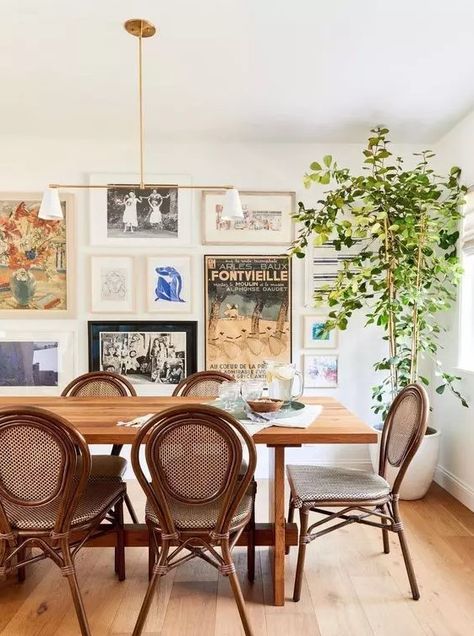 35 Stunning Dining Room Gallery Wall Ideas - Shelterness Emily Henderson Design, Bohemian Dining Room, Eclectic Dining Room, Boho Dining Room, Eclectic Dining, Stained Table, Emily Henderson, Dining Room Inspiration, Maximalism