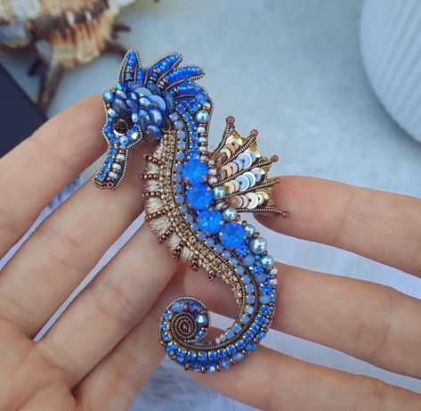 Beaded Seahorse, Jagua Henna, Costume Jewelry Crafts, Bead Crafts Diy, Brooch Diy, Beading Jewelery, Vintage Jewelry Art, Bead Embroidery Patterns, Sea Horse