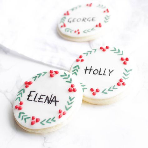 Royal Icing Christmas Cookies, Personalized Christmas Cookies, Christmas Sugar Cookies Decorated, Holiday Sugar Cookies, Xmas Desserts, Christmas Name Tags, Royal Icing Sugar, Christmas Place Cards, Christmas Biscuits