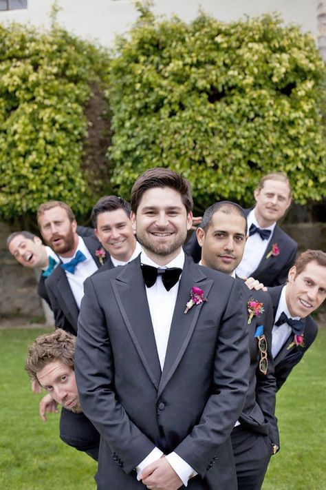 Groomsmen Wedding Photos, Pose Pengantin, Groomsmen Pictures, Groomsmen Poses, Funny Wedding Pictures, Wedding Fotos, Prom Photography, Groomsmen Photos, Prom Poses