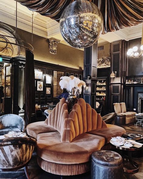 Studio 54 Aesthetic, Studio 54 Party, Salon Lighting, Glamour Decor, Window Display Design, 70s Decor, Studio 54, Luxury Homes Interior, House Inspo