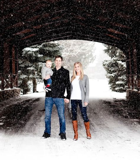 50 Great family photos.   But this one is my favorite.  Covered bridge in a snowstorm? Yes please. (Actually, even if a bridge isn't available I totally want snowstorm pics this winter!) Fantasy Angel, Winter Family Photos, Pictures Blue, Mode Tips, Winter Family, Photographs Ideas, Foto Tips, Christmas Outfits, Poses References