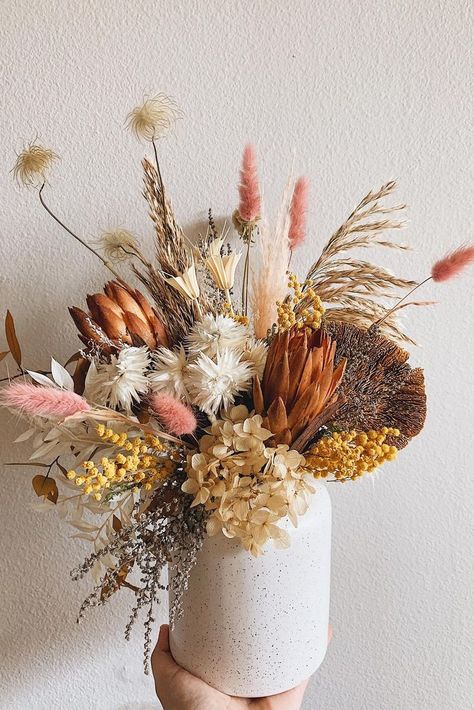 Dried Flowers Arrangement Home Decor, Dried Flower Arrangements Home Decor, Dried Flowers Centerpiece, Dry Flowers Arrangements Ideas, Dried Flowers Aesthetic, Dry Flowers Decoration, Autumn Flower Arrangements, Dried Flowers Ideas, Dried Flower Centerpiece