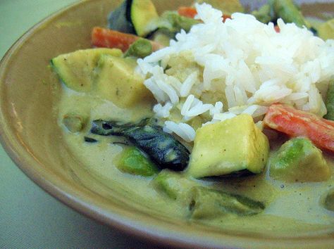 Avocado Curry Avocado Curry Recipe, Avocado Curry Thai, Avocado Curry, Tempeh Curry, Green Coconut Curry, Green Thai, Fatty Foods, Avocado Soup, Green Coconut