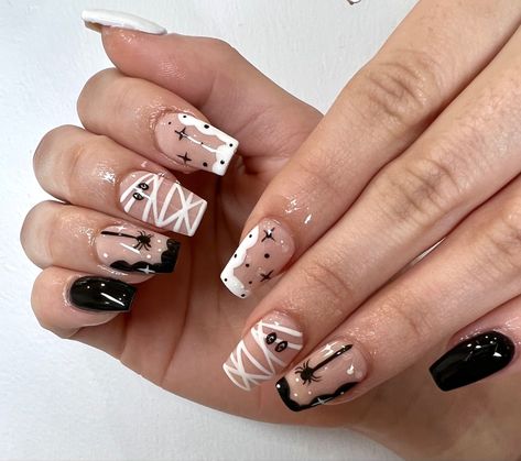 Black Mummy Nails, Black N White Halloween Nails, Fall Black And White Nails, Black And Nude Halloween Nails, Mummy Nail Designs, Mummy Halloween Nails, Black And Silver Halloween Nails, White Gel Nails Ideas, Black And White Nails Halloween