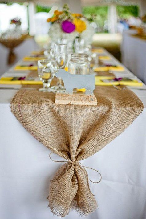 23 ideas para utilizar arpillera en una boda                                                                                                                                                     Más Vintage Chic Wedding Decor, Burlap Runner, Vintage Chic Wedding, Burlap Runners, Deco Champetre, Tafel Decor, Burlap Table Runners, Burlap Wedding, Bakers Twine