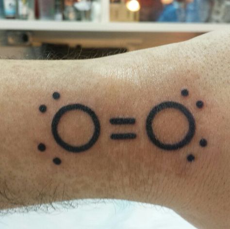 Just got my first ever tattoo and it's... an oxygen molecule tattoo! That counts as a useful chart, right? Oxygen Tattoo, Chemistry Atoms, Chemistry Tattoo, Science Tattoo, Inspiring Quote Tattoos, Science Tattoos, Molecule Tattoo, Logo Motion, Hp Tattoo