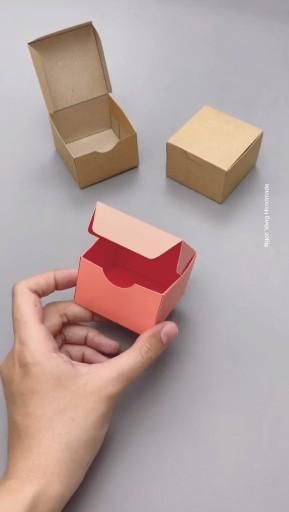 Diy Coin Bank, Origami Kutu, Art Craft Ideas, Hadiah Diy, Diy Pencil Case, Diy Crafts Bookmarks, Diy Pencil, Paper Craft Videos, Diy Birthday Gifts For Friends